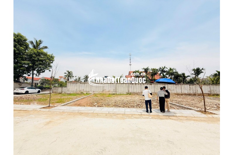 Mặt tiền : 5,5m full thổ cư .