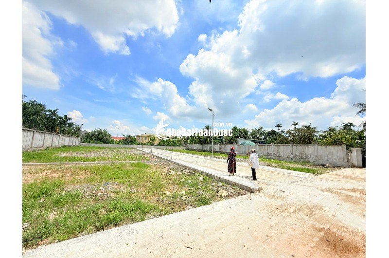 Mặt tiền : 5,5m full thổ cư .