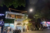 Cần Nhượng quán cafe 4 tầng view đỉnh tại Hồ Tây mặt sau là toà biệt thự cổ