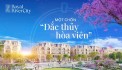 Tháng 5, mùa hoa bằng lăng tím thơ mộng đã về trên khắp các con phố ở Hải Phòng. Sắc tím biểu tượng cho sự thuỷ chung, thuần khiết, khiến ai đi qua