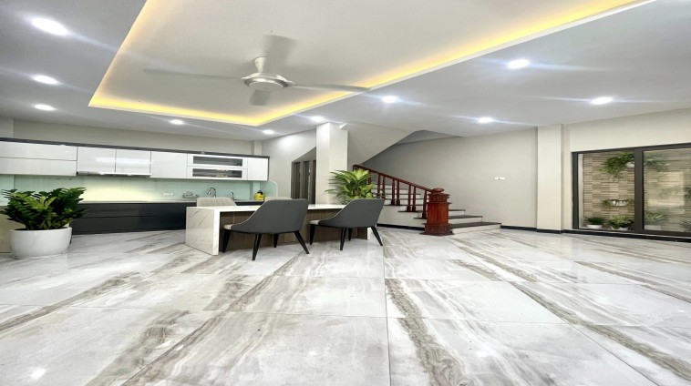 Bán nhà Kim Ngưu, 36m2, 5 tầng, mặt tiền 5.7m, giá 8,2 tỷ, đẹp mới, ô tô con đỗ cửa