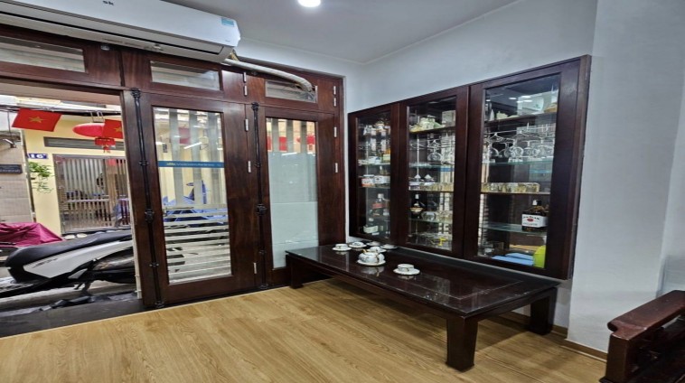 Bán nhà (Trịnh Công Sơn) Lạc Long Quân Diện tích 95m2 - Xây 3 tầng, mặt tiền 4m, giá 16 tỷ còn thương lượng.