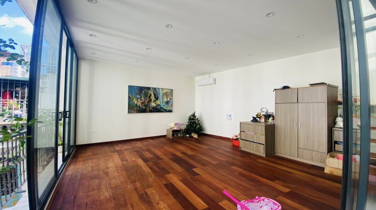 Bán nhà Nguyễn Thái Học, 54m2, 4 tầng, mặt tiền 11m, 13.3 tỷ, rộng thoáng, mới đẹp
