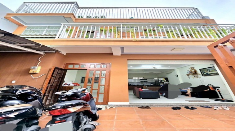 Bán nhà lô nhi phạm hữu lầu 295/2 cách xe hơi 10 m , tiện ích xung quanh gần chợ trường học 
- Diện tích : 8m x 14m 
- Hiện trạng:1 trệt 1 lầu 1
