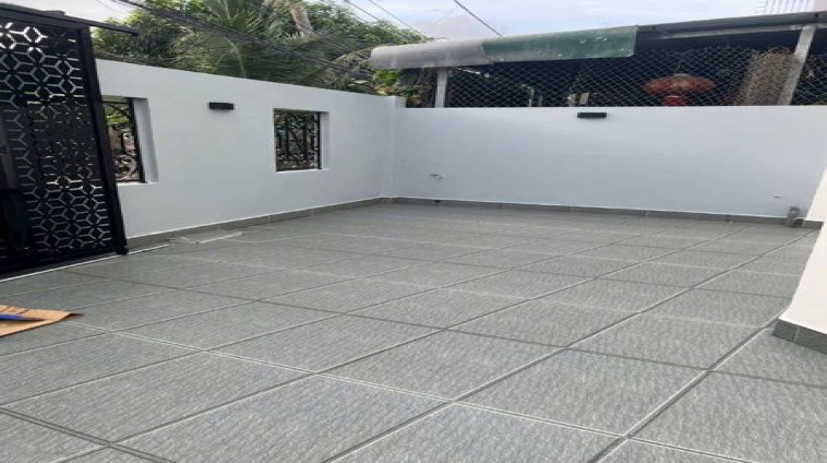 CẦN BÁN: NHÀ LÔ GÓC 2 NHÀ 03 TẦNG, CÓ SÂN Ô TÔ, MÊ ĐÚC,HẺM CẦU DỨA PHÚ NÔNG