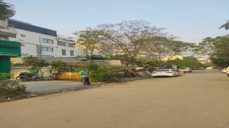 Bán 2 căn LK Vân Canh, Hoài Đức, phân lô, ô tô tránh.
+ Liền kề  Dt 114,5m2,mt 5m . đường 12m. Hợp đồng mua bán. Giá 115tr/m2. 
+ Liền kề Dt 100m2
