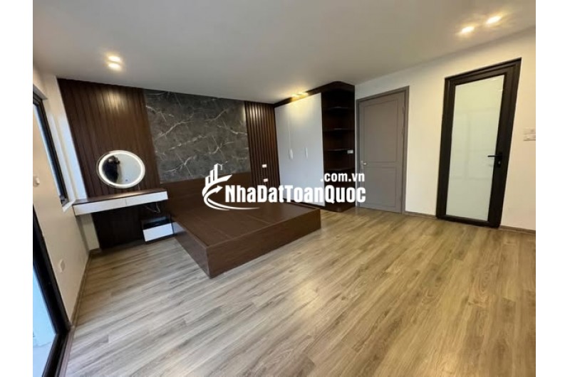 Nhà mới Đàm Quang Trung - Cổ Linh - Long Biên thang máy lô góc, gara oto