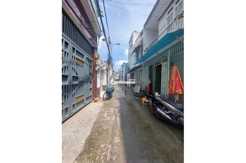 Hạ nốt 4 tỷ 9, mời môi giới 3% đường thông 5m xe hơi, kế siêu thị Emart 700m, hồ bơi 350m, công viên 200m, nhà xây kiên cố