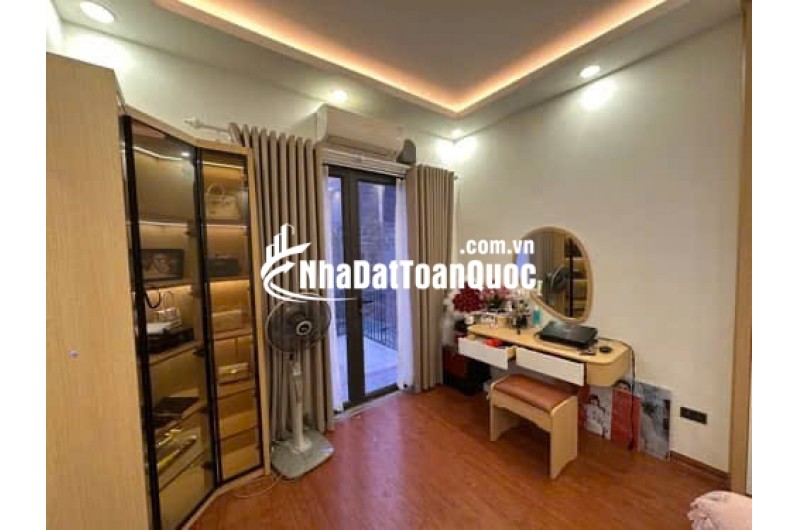 NHÀ PHÂN LÔ TẬP THỂ NHÀ HÁT CHÈO DOÃN KẾ THIỆN, LÔ GÓC, Ô TÔ ĐỖ CỬA
