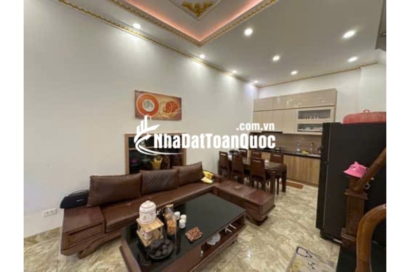 NHÀ PHÂN LÔ TẬP THỂ NHÀ HÁT CHÈO DOÃN KẾ THIỆN, LÔ GÓC, Ô TÔ ĐỖ CỬA