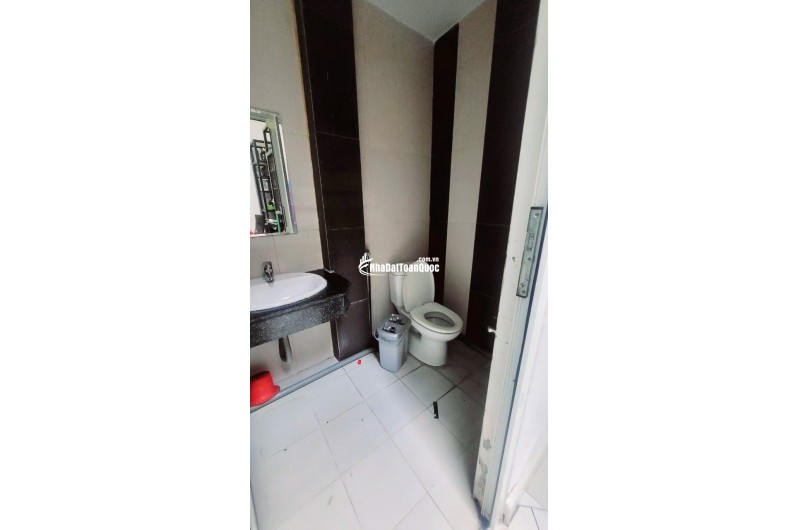 Bán nhà 100m² 3 tầng, 5PN, 4WC, Linh Tây, Thủ Đức - 8.2 tỷ