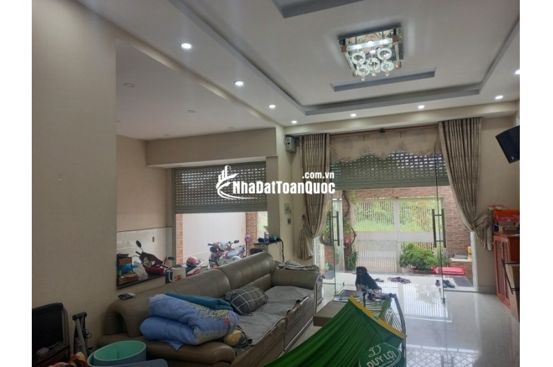 Bán nhà mặt phố Q.9, 140m², 3 tầng, 4PN, 9.35  tỷ, sổ hồng