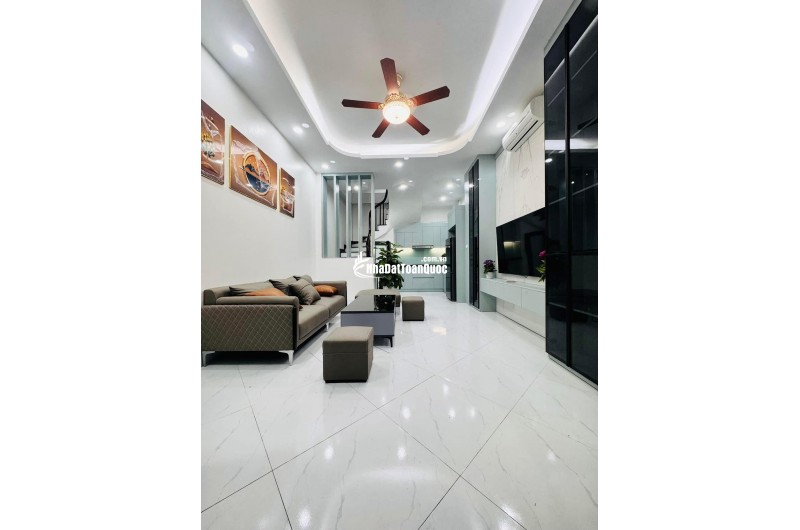 Nhà 5 tầng mới, 36m2, oto đỗ cửa, gần ĐH Kinh Tế - 0922565668