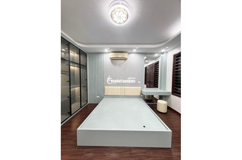 Nhà 5 tầng mới, 36m2, oto đỗ cửa, gần ĐH Kinh Tế - 0922565668