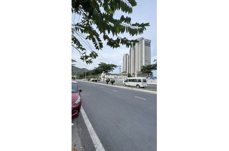 BÁN NHÀ 2 TẦNG MẶT TIỀN ĐƯỜNG PHẠM VĂN ĐỒNG - VĨNH HOÀ NHA TRANG 6TY2