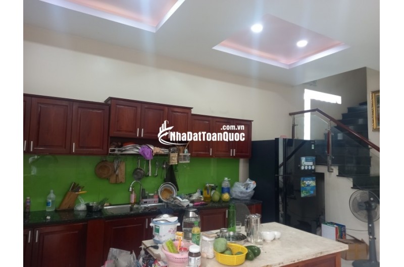 Bán nhà mặt phố Q.9, 140m², 3 tầng, 4PN, 9.35  tỷ, sổ hồng