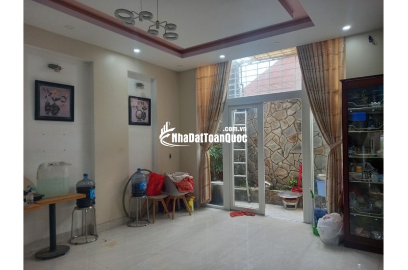 Bán nhà mặt phố Q.9, 140m², 3 tầng, 4PN, 9.35  tỷ, sổ hồng