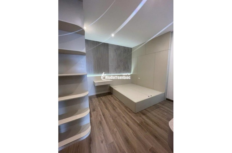Bán nhà ngõ 135 phố Bồ Đề 60m, thang máy, ô tô vào nhà.