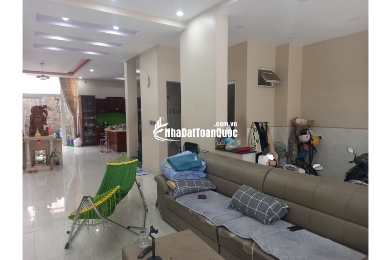 Bán nhà mặt phố Q.9, 140m², 3 tầng, 4PN, 9.35  tỷ, sổ hồng