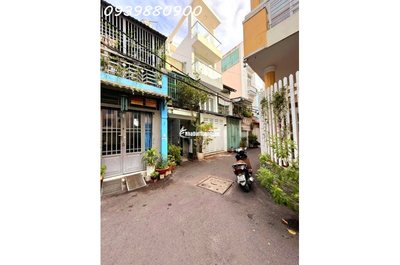 Oto ngủ trước cửa, hẻm 1 trục thông Hoàng Hoa Thám -> Nơ Trang Long.