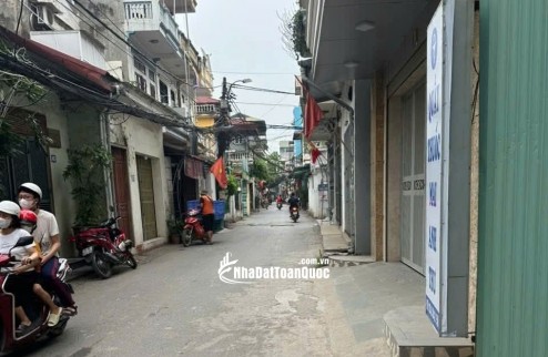 Chủ nhà cần tiền nên mới bán gấp nhà mặt đường Đông Mỹ- Thanh Trì, mt rộng, kinh doanh đỉnh.
