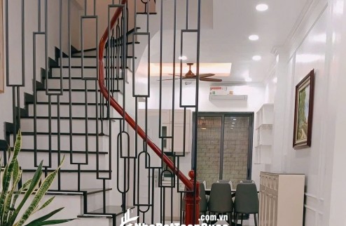 BÁN NHÀ NGỌC LÂM, LONG BIÊN, GẦN BẾN XE, TRƯỜNG HỌC, CHỢ, NHÀ PHÂN LÔ, Ô TÔ TRÁNH, FULL NỘI THẤT.