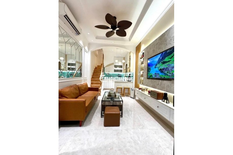 TRUNG TÂM QUẬN THANH XUÂN - HÀNG XÓM ROYAL CITY - GẦN PHỐ - 10M RA OTO - NGÕ ĐẸP - NHÀ ĐẸP LONG LANH