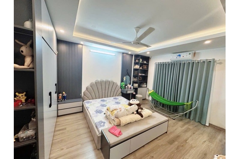 Nhà Lạc Long Quân! Diện tích 32m, 5 tầng, mặt tiền 5m!
