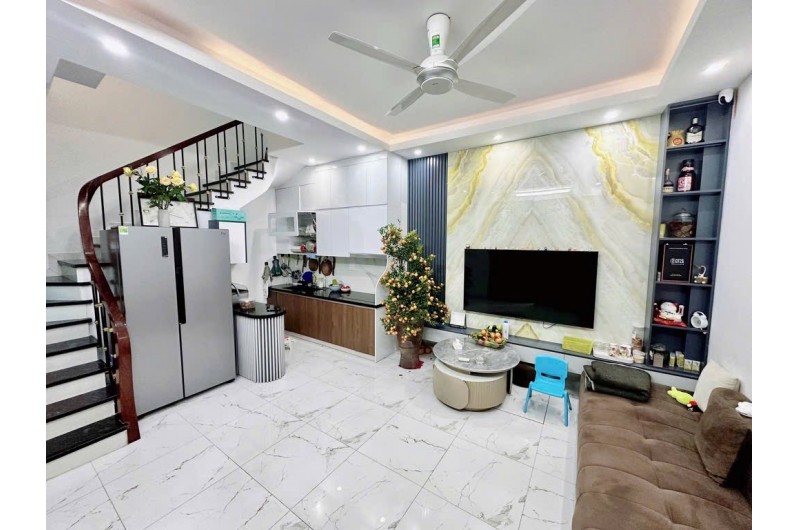 Nhà Lạc Long Quân! Diện tích 32m, 5 tầng, mặt tiền 5m!