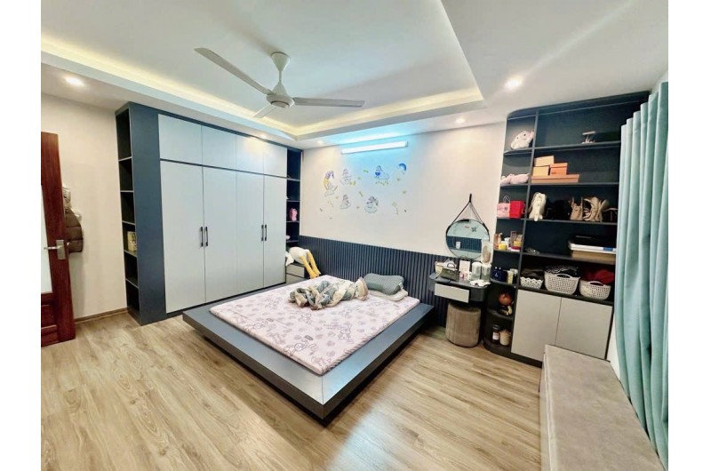 Nhà Lạc Long Quân! Diện tích 32m, 5 tầng, mặt tiền 5m!
