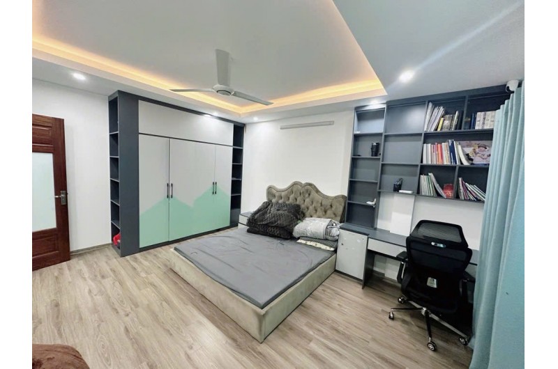 Nhà Lạc Long Quân! Diện tích 32m, 5 tầng, mặt tiền 5m!