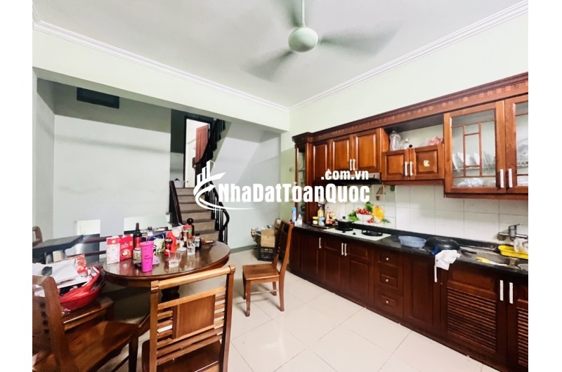 PHÂN LÔ - VỈA HÈ, Ô TÔ TRÁNH ĐỖ - NHÀ 2 THOÁNG CÓ GIẾNG TRỜI, CÓ THỂ LẮP THANG MÁY - KD, LÀM VP,...HÀNG XÓM SÂN GOLF