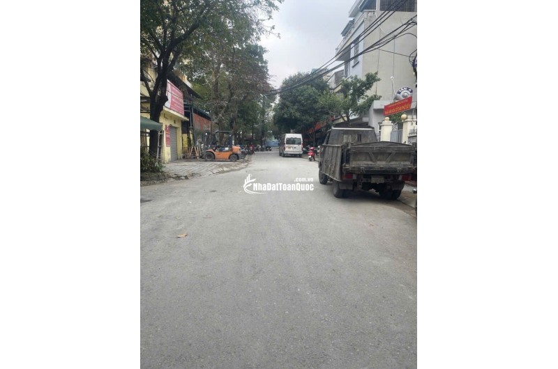 NHA DAN XAY- O TO DE NGAY DEM - GIAO THONG THUAN TIEN
