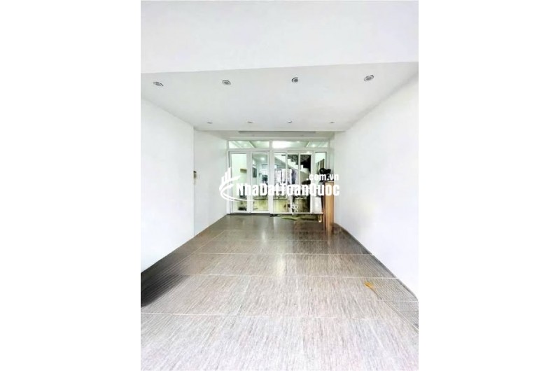 QUẬN 7 - HẺM Lê Thị chợ - Ô TÔ 7 CHỖ NGỦ TRONG NHÀ - 2 TẦNG BTCT Nhỉnh 7 đồng 
- Diện tích : Ngang 4m Dài 15m. Vuông vức - Hiện trạng : Nhà 2 tầng
