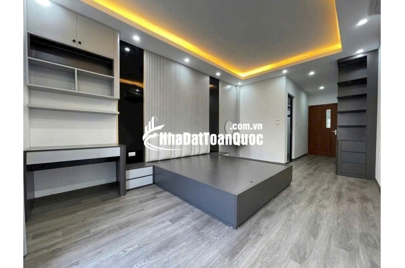 BÁN GẤP NHÀ PHÂN LÔ QUÂN ĐỘI - NGỌC THỤY, LONG BIÊN
Diện tích 52m², mặt tiền 6m, xây 6 tầng, thang máy, ngõ ô tô tránh – Ô tô vào tận nhà. Giá: