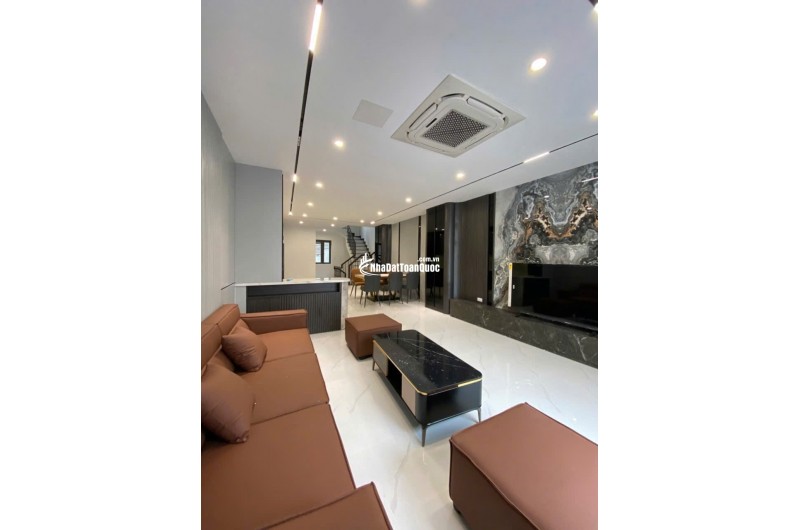 BÁN GẤP NHÀ PHÂN LÔ QUÂN ĐỘI - NGỌC THỤY, LONG BIÊN
Diện tích 52m², mặt tiền 6m, xây 6 tầng, thang máy, ngõ ô tô tránh – Ô tô vào tận nhà. Giá: