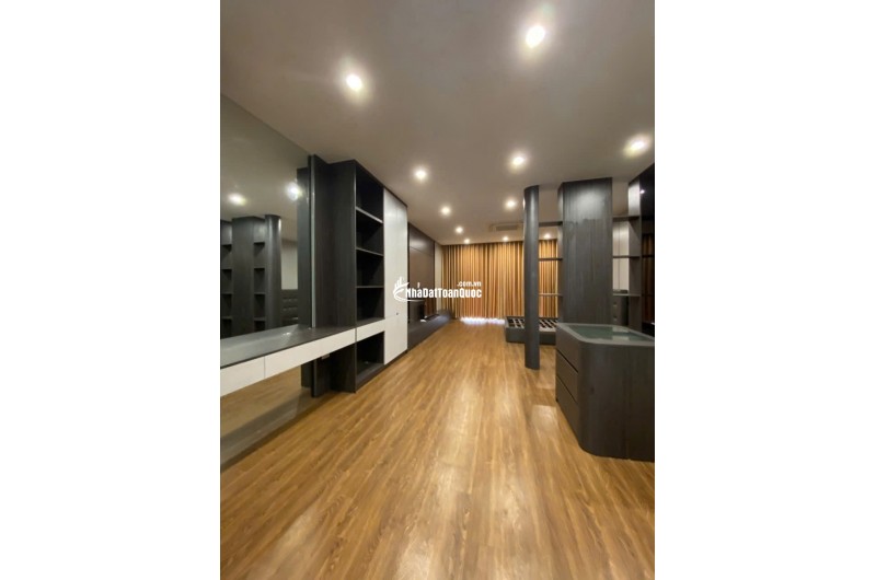 BÁN GẤP NHÀ PHÂN LÔ QUÂN ĐỘI - NGỌC THỤY, LONG BIÊN
Diện tích 52m², mặt tiền 6m, xây 6 tầng, thang máy, ngõ ô tô tránh – Ô tô vào tận nhà. Giá: