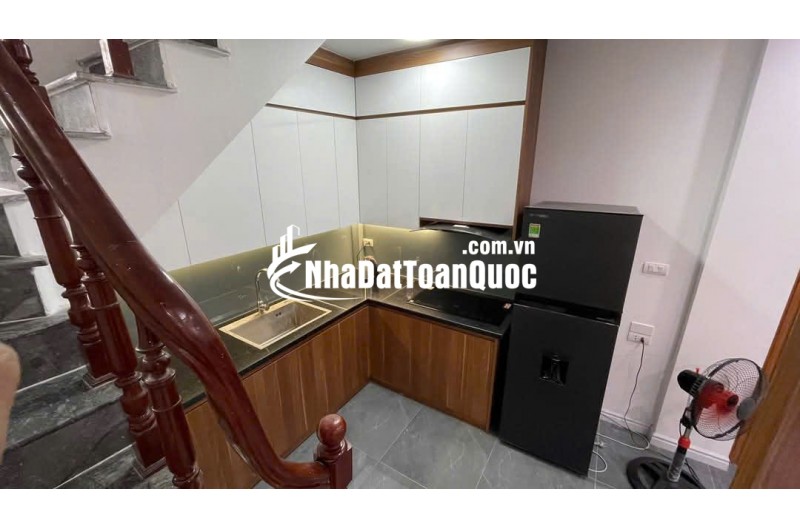 cần bán nhà đường lĩnh nam 5 tầng