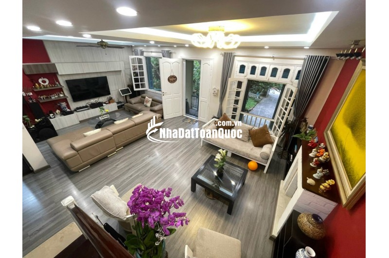  BÁN BIỆT THỰ SÂN VƯỜN NGỌC THỤY – TRUNG TÂM LONG BIÊN 
 Diện tích đất: 378m² – Diện tích sử dụng: 428m²
 Mặt tiền rộng: 11m – 2 mặt ngõ