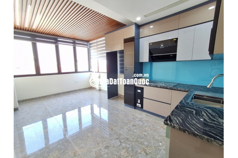 BÁN NHÀ LÔ GÓC NGUYỄN VĂN CỪ – THANG MÁY – Ô TÔ TRÁNH – GIÁ 13,9 TỶ
 Vị trí đắc địa – Duy nhất một căn – Không có căn thứ hai!