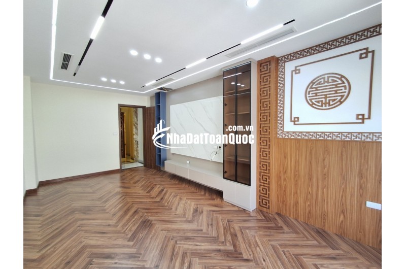 BÁN NHÀ LÔ GÓC NGUYỄN VĂN CỪ – THANG MÁY – Ô TÔ TRÁNH – GIÁ 13,9 TỶ
 Vị trí đắc địa – Duy nhất một căn – Không có căn thứ hai!