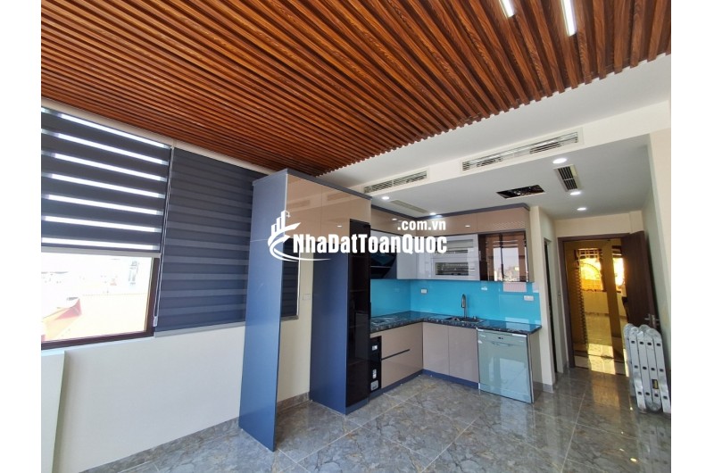 BÁN NHÀ LÔ GÓC NGUYỄN VĂN CỪ – THANG MÁY – Ô TÔ TRÁNH – GIÁ 13,9 TỶ
 Vị trí đắc địa – Duy nhất một căn – Không có căn thứ hai!