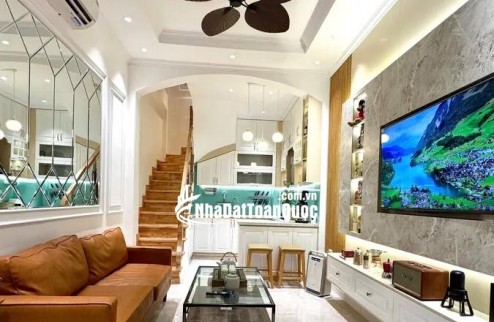 TRUNG TÂM QUẬN THANH XUÂN - HÀNG XÓM ROYAL CITY - GẦN PHỐ - 10M RA OTO - NGÕ ĐẸP - NHÀ ĐẸP LONG LANH