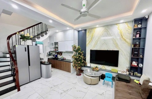 Nhà Lạc Long Quân! Diện tích 32m, 5 tầng, mặt tiền 5m!