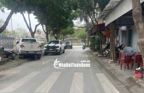 NHA DAN XAY- O TO DE NGAY DEM - GIAO THONG THUAN TIEN