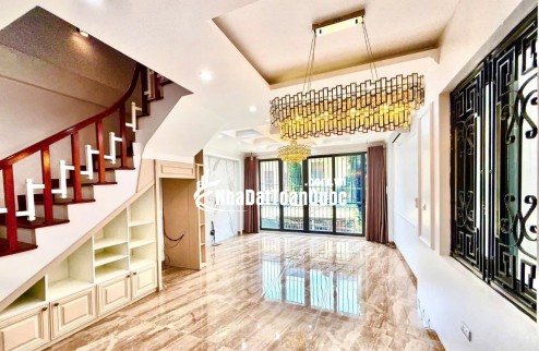 BÁN NHÀ 5 TẦNG MỚI NGÕ 193 BỒ ĐỀ – LONG BIÊN – GIÁ 13.8 TỶ
Liên hệ chính chủ: 0383 150 180