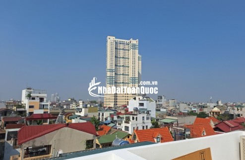 BÁN NHÀ LÔ GÓC NGUYỄN VĂN CỪ – THANG MÁY – Ô TÔ TRÁNH – GIÁ 13,9 TỶ
 Vị trí đắc địa – Duy nhất một căn – Không có căn thứ hai!