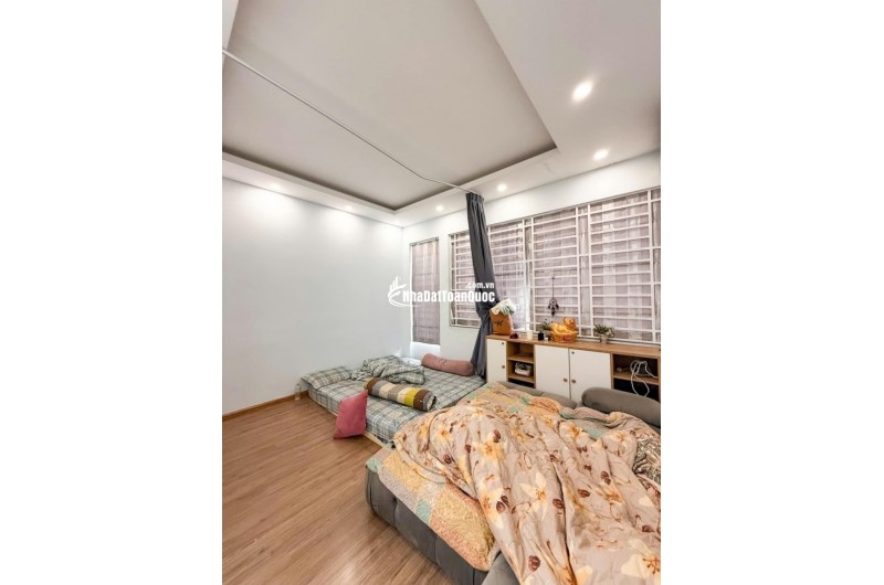 Bán nhà ngõ Q.2, An Khánh, đường Số 8. DT 50m2, 2 tầng, 2PN. Sổ hồng chính chủ, giá 9.9 tỷ. LH: 0933125879