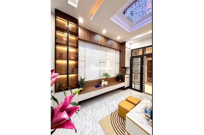 BAN NHÀ TRUNG TÂM HUYỆN , NGÕ NÔNG Ô TÔ ĐỖ CỬA 40m/ 5 TẦNG CHỈ 4 TỶ