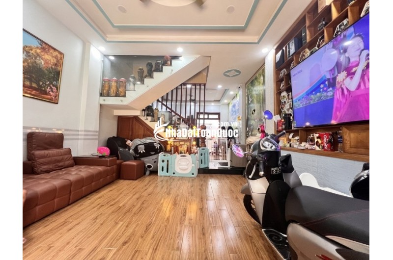 Bán nhà trong ngõ Đặng Văn Bi, Thủ Đức. DT 71m2, 3 tầng, 3PN. Sổ hồng, giá 6.9 tỷ. LH: 0933125879